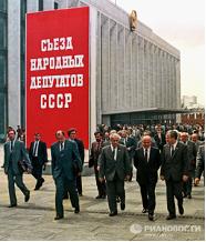 Вариант ответа: «31 января 1990 г. в Москве на Пушкинской площади открылся первый в СССР…