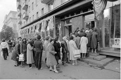 Вариант ответа: «31 января 1990 г. в Москве на Пушкинской площади открылся первый в СССР…